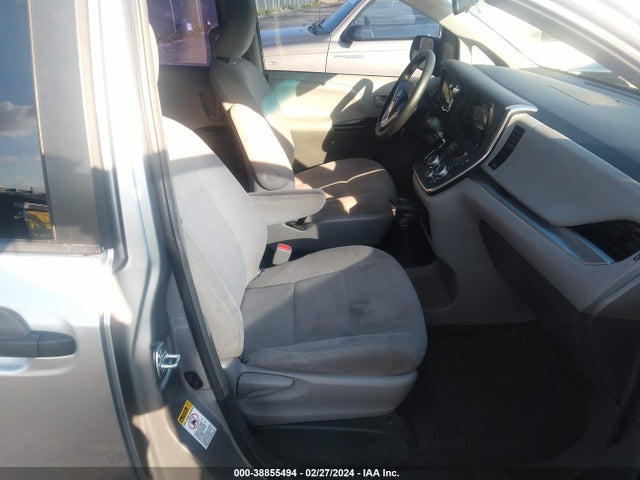 Toyota Sienna L 7 Passenger 2017 5TDZZ3DC2HS869422 Image 5