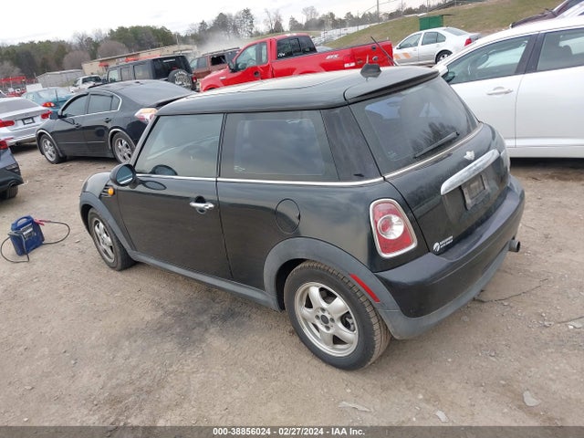 2011 MINI COOPER WMWSU3C51BT093342 Photo 2