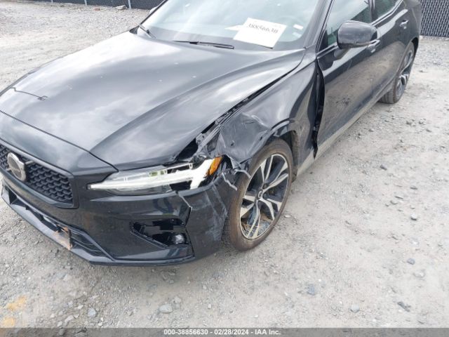 7JRL12TK8RG297253 Volvo S60 B5 Core Dark Theme