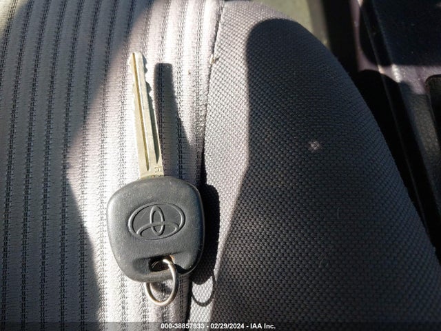 Toyota RAV4 LE 2015 JTMBFREV8FJ040636 Image 11