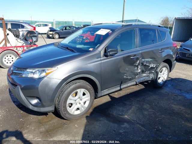 Toyota RAV4 LE 2015 JTMBFREV8FJ040636 Image 2