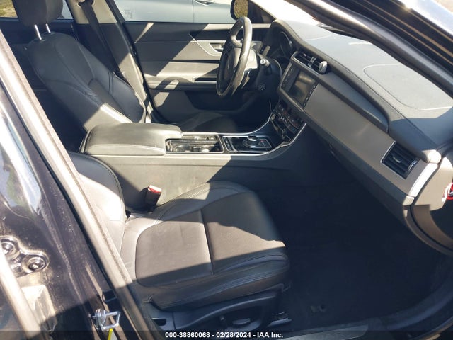 2018 JAGUAR XF SAJBR4FX2JCY69498 Photo 4