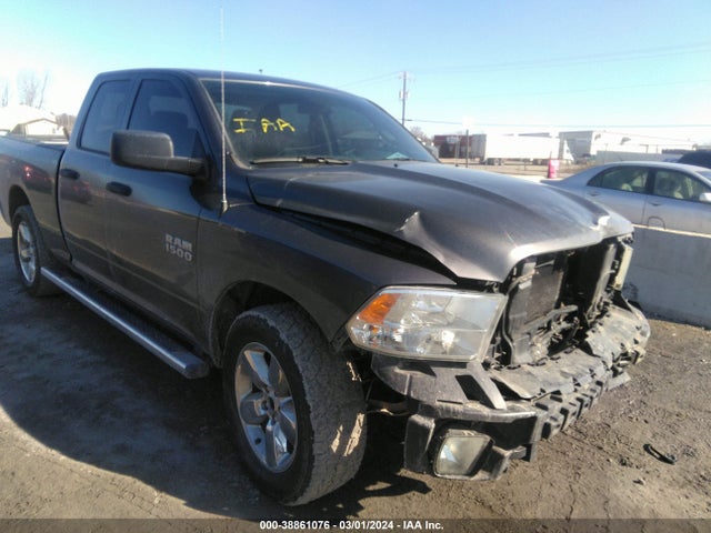 RAM 1500 Express Quad Cab 4x4 6'4 Box 2018 1C6RR7FGXJS326914 Image 1