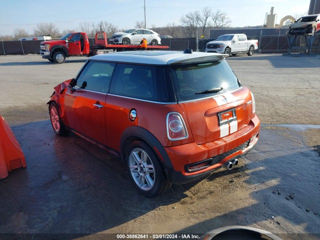 2011 MINI COOPER S WMWSV3C53BTY10255 Photo 2