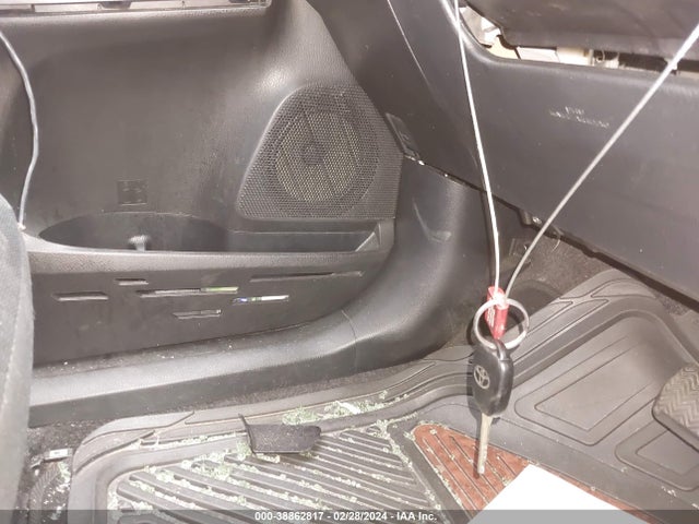 Toyota RAV4 LE 2018 JTMZFREV7JJ157275 Image 11