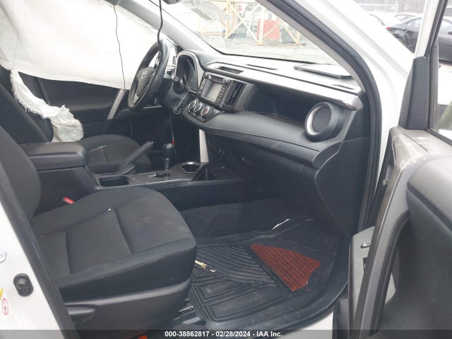 Toyota RAV4 LE 2018 JTMZFREV7JJ157275 Image 5
