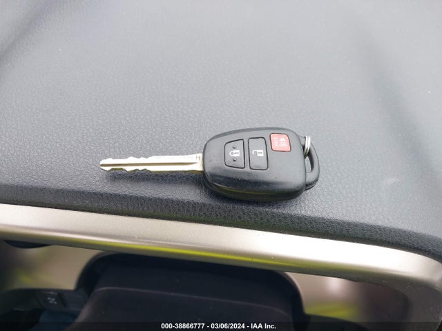 Toyota RAV4 LE 2015 JTMBFREV4FJ036552 Image 11