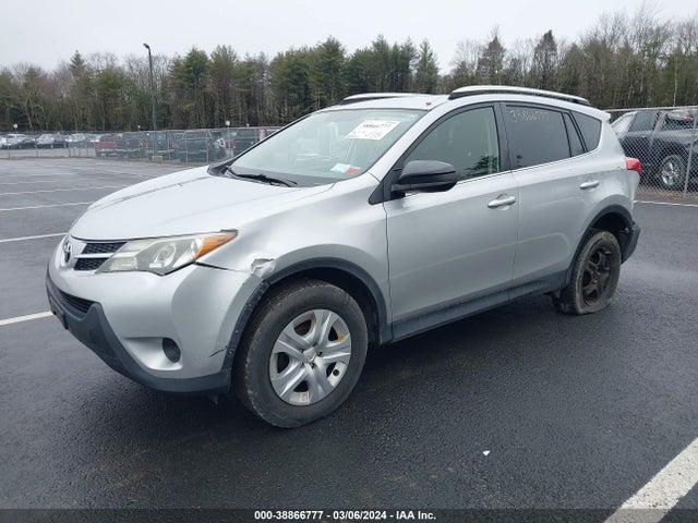 Toyota RAV4 LE 2015 JTMBFREV4FJ036552 Image 2