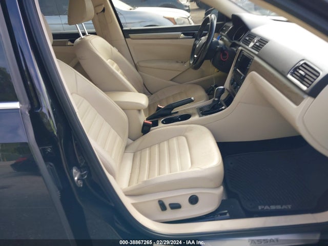 1VWCT7A37GC046842 Volkswagen Passat 1.8t Sel