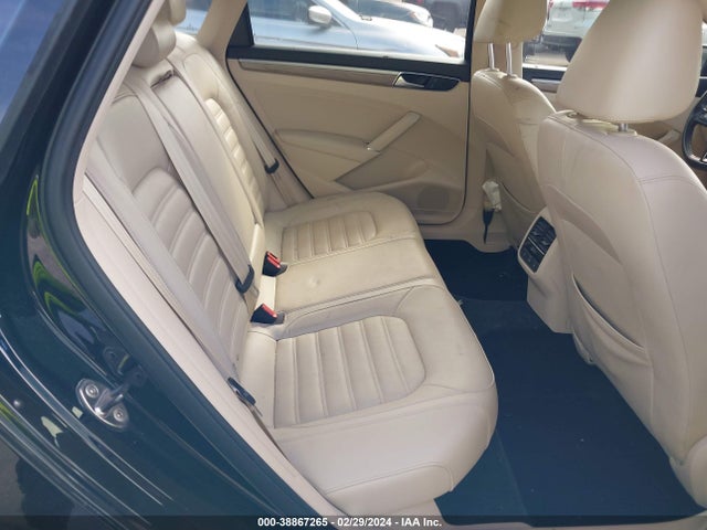 1VWCT7A37GC046842 Volkswagen Passat 1.8t Sel