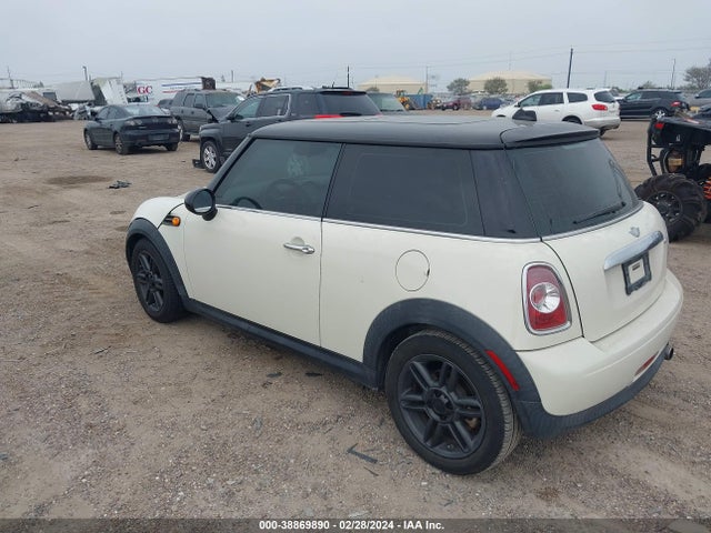 2011 MINI COOPER WMWSU3C59BT097901 Photo 2