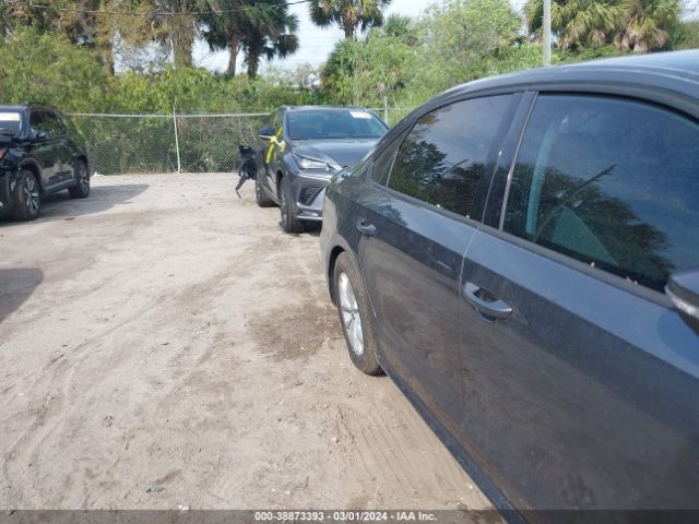 1VWAA7A37JC026661 Volkswagen Passat 2.0t R-line/2.0t S
