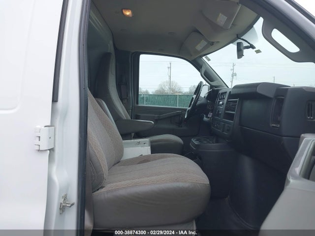 Chevrolet Express 2500 Work Van 2017 1GCWGAFG3H1245462 Image 5