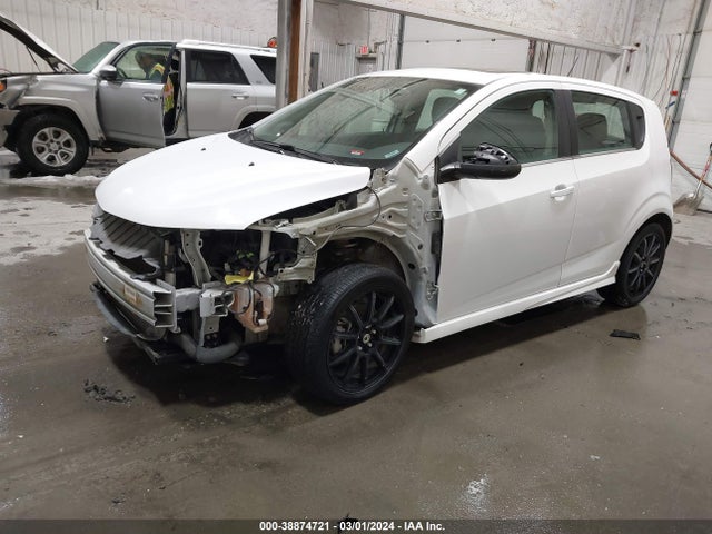 Chevrolet Sonic Lt Auto 2018 1G1JD6SBXJ4135497 Image 2