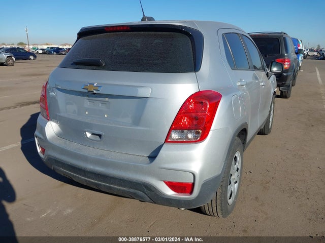 Chevrolet TRAX LS 2018 3GNCJKSB8JL357054 Image 4