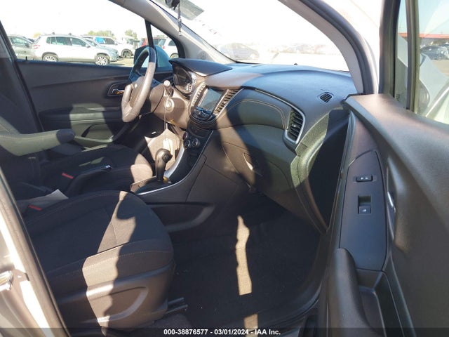 Chevrolet TRAX LS 2018 3GNCJKSB8JL357054 Image 5