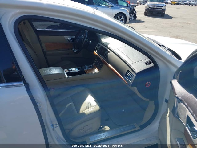 2010 JAGUAR XF SAJWA0FA1AHR66899 Photo 4