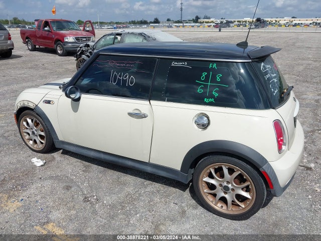 2006 MINI COOPER S WMWRE33596TL23064 Photo 2