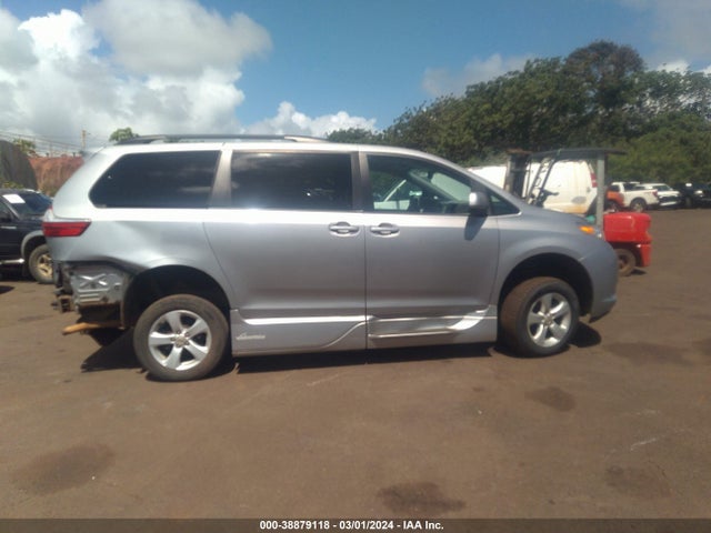 Toyota Sienna Le 8 Passenger 2017 5TDKZ3DC2HS834137 Image 13