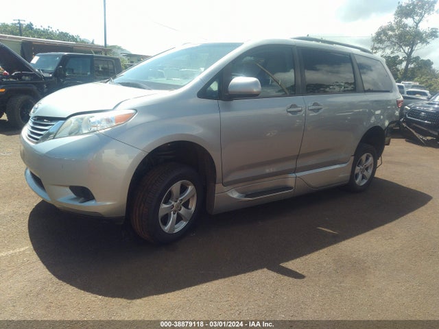 Toyota Sienna Le 8 Passenger 2017 5TDKZ3DC2HS834137 Image 2