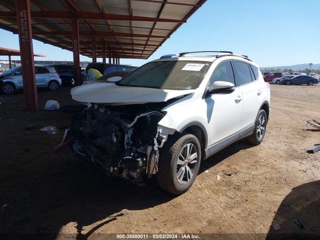 Toyota Rav4 Xle 2018 JTMRFREV6JD236144 Image 2