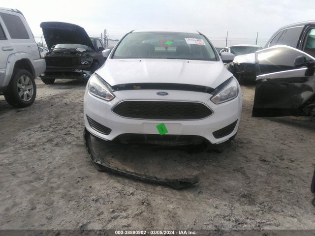 Ford FOCUS SE 2018 1FADP3F24JL318961 Image 6