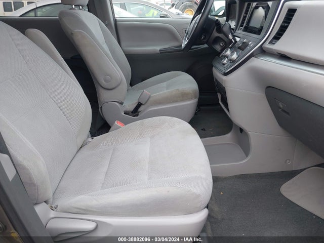 Toyota Sienna L 7 Passenger 2017 5TDZZ3DC9HS868901 Image 5