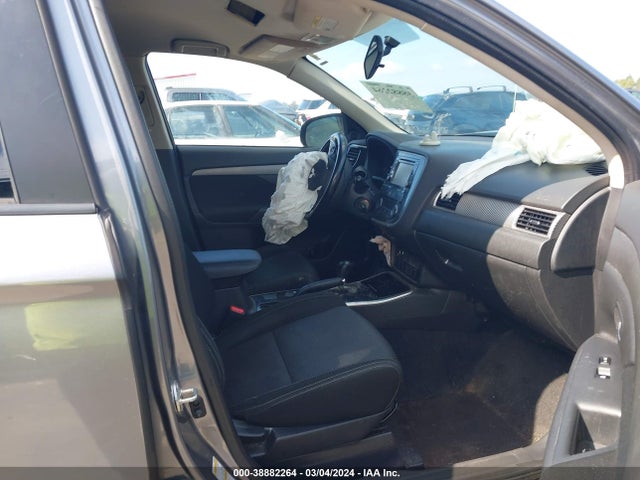 JA4AD2A38HZ024335 Mitsubishi Outlander Es