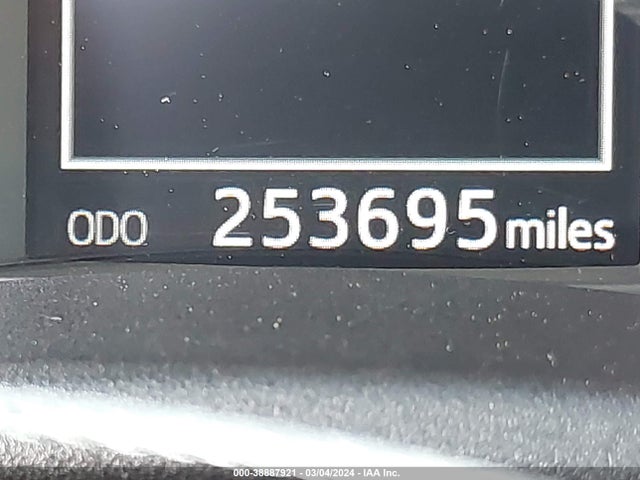 2018 TOYOTA COROLLA SE VIN: 2T1BURHE0JC028258