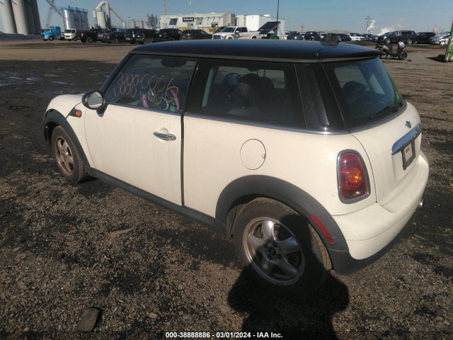 2010 MINI COOPER WMWMF3C50ATZ23536 Photo 2