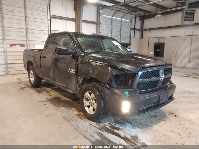 RAM 1500 Express Quad Cab 4x4 6'4 Box 2018 1C6RR7FG1JS220786 Image 1