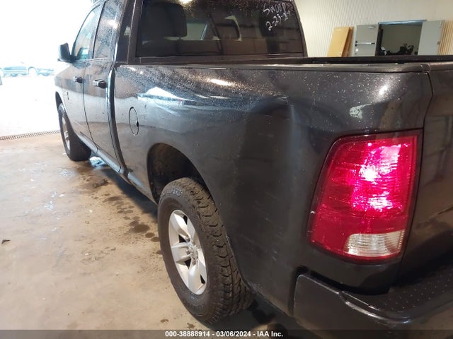 RAM 1500 Express Quad Cab 4x4 6'4 Box 2018 1C6RR7FG1JS220786 Image 18