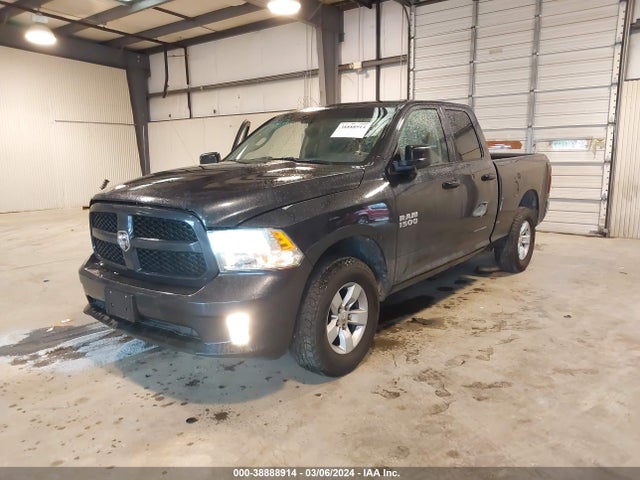 RAM 1500 Express Quad Cab 4x4 6'4 Box 2018 1C6RR7FG1JS220786 Image 2
