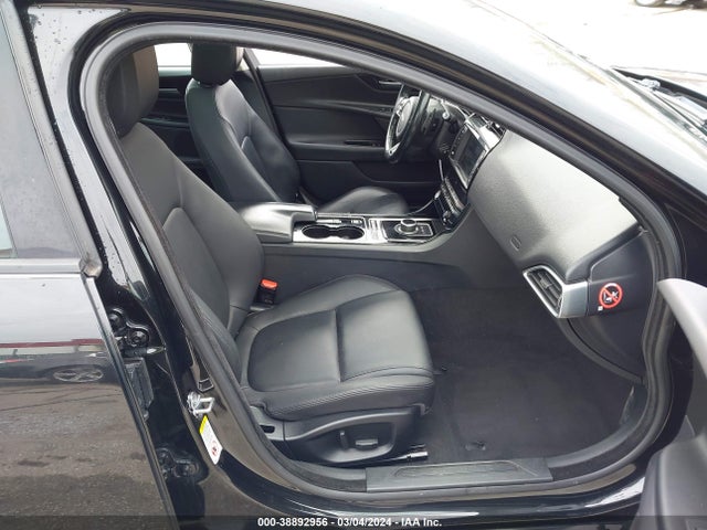2017 JAGUAR XE SAJAJ4BV5HA954039 Photo 4