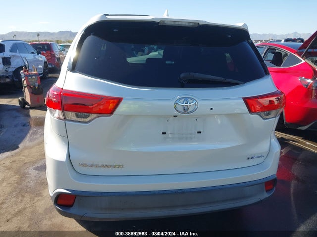 Toyota Highlander Le Plus 2018 5TDBZRFH9JS806451 Image 16