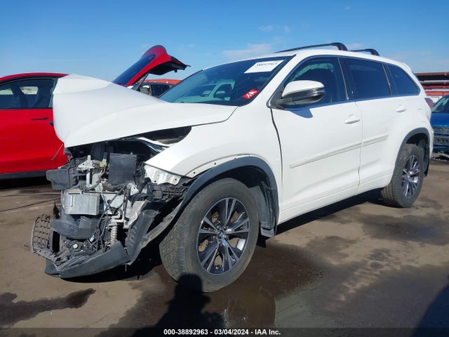 Toyota Highlander Le Plus 2018 5TDBZRFH9JS806451 Image 2