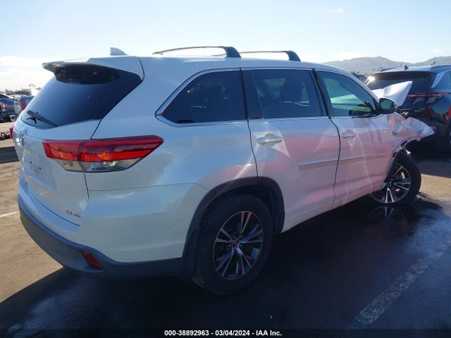 Toyota Highlander Le Plus 2018 5TDBZRFH9JS806451 Image 4