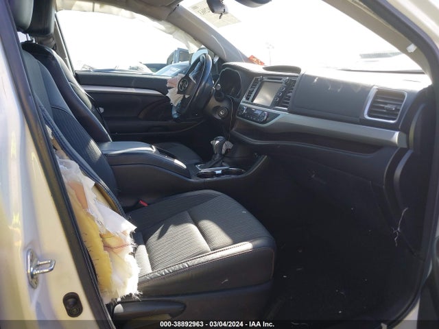 Toyota Highlander Le Plus 2018 5TDBZRFH9JS806451 Image 5
