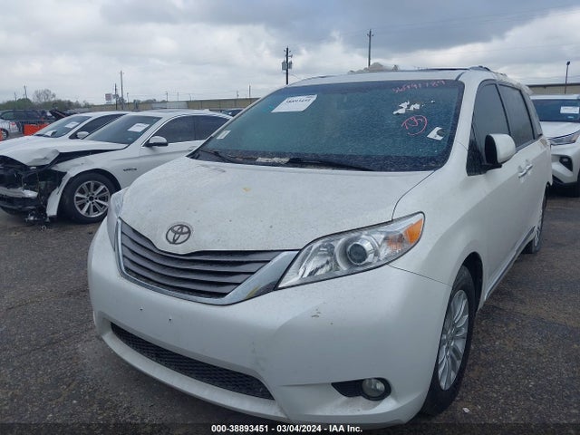 Toyota Sienna Xle 8 Passenger 2017 5TDYZ3DC7HS783972 Image 2