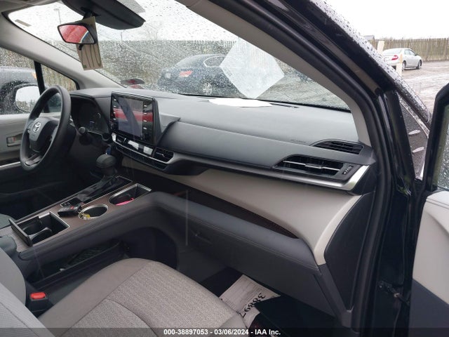 Toyota SIENNA LE 2022 5TDKRKEC7NS102560 Image 5