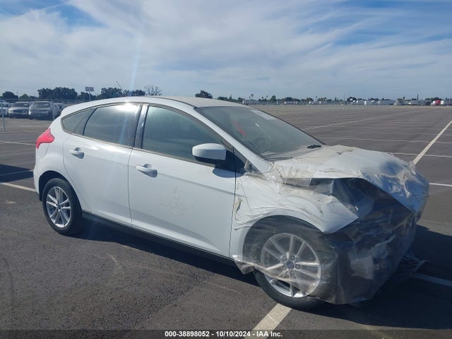 Ford FOCUS SE 2018 1FADP3K29JL261131 Image 1
