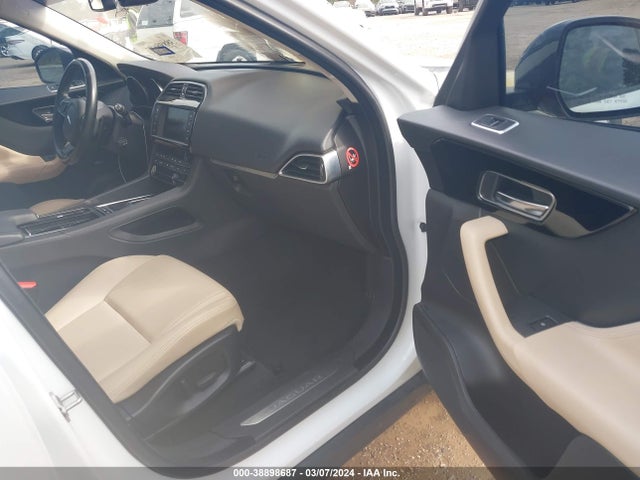 2018 JAGUAR F-PACE SADCJ2GX6JA235592 Photo 4