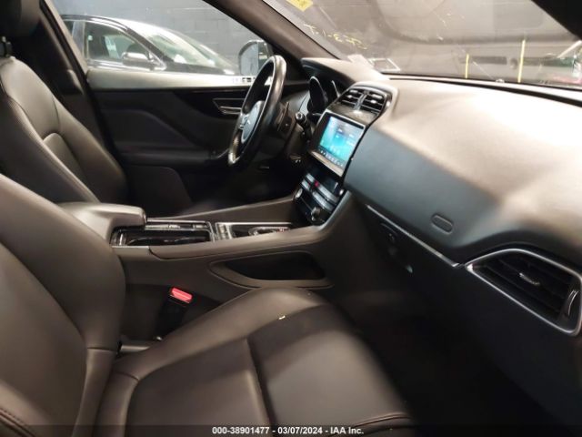 SADCJ2FXXKA355561 Jaguar F-pace 25t Premium