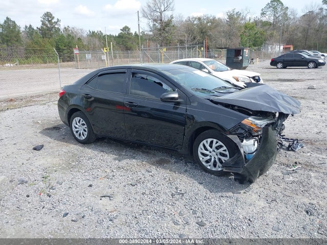 Toyota COROLLA LE 2018 5YFBURHE3JP852593 Image 1