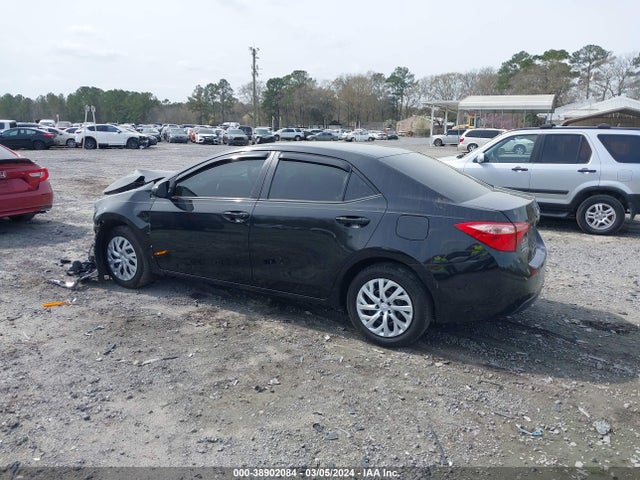 Toyota COROLLA LE 2018 5YFBURHE3JP852593 Image 3