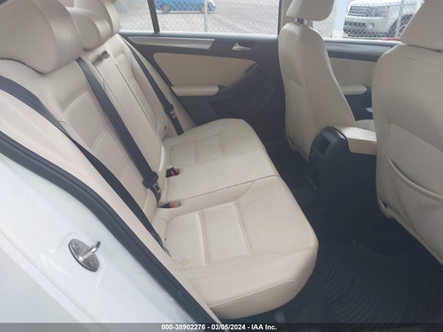 3VWDB7AJ6JM229130 Volkswagen Jetta 1.4t Se/1.4t Wolfsburg Edition