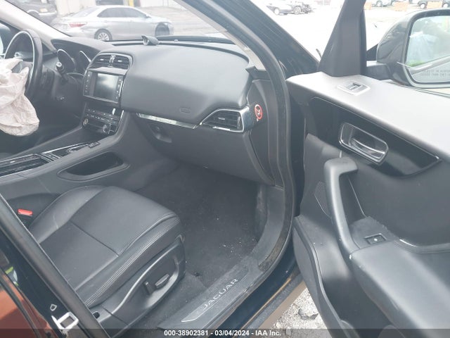 2018 JAGUAR F-PACE SADCJ2GX8JA204098 Photo 4
