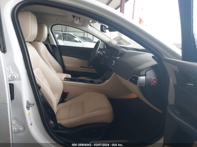 2017 JAGUAR XE SAJAE4BV6HCP13051 Photo 4