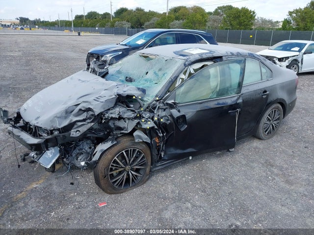 3VWDB7AJ3JM215668 Volkswagen Jetta 1.4t Se/1.4t Wolfsburg Edition