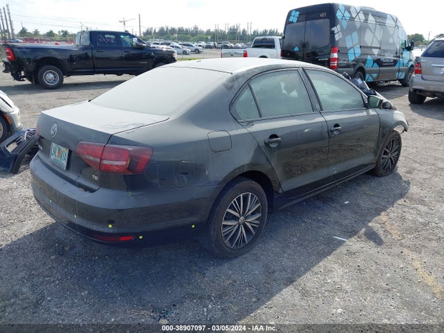 3VWDB7AJ3JM215668 Volkswagen Jetta 1.4t Se/1.4t Wolfsburg Edition